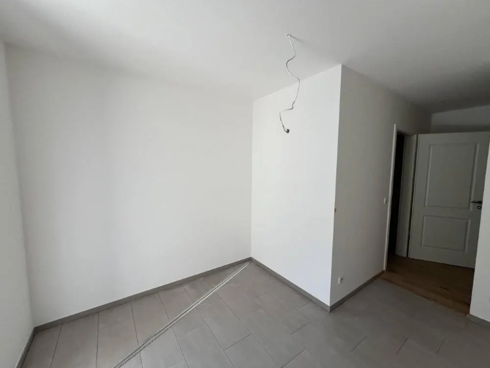 Hochwertig sanierte 2-Zimmer-Wohnung im Erdgeschoss mit Einbauküche und historischem Altbauflair, WE02