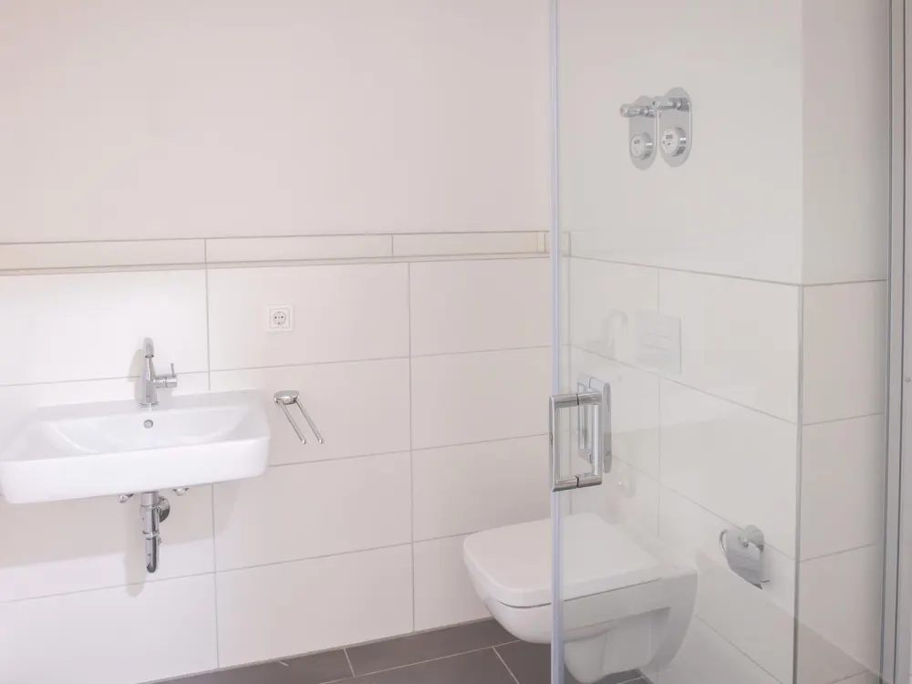 Hochwertig sanierte 2-Zimmer-Wohnung im Erdgeschoss mit Einbauküche und historischem Altbauflair, WE02