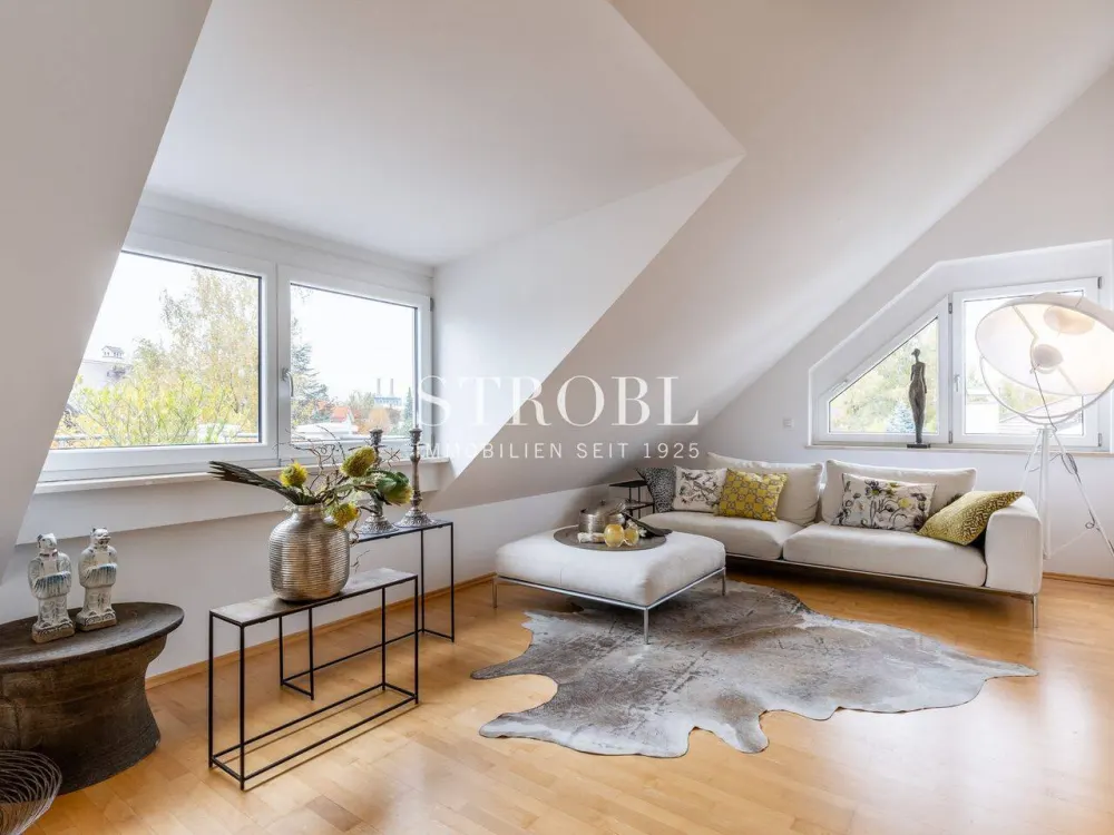 VIEW | Bright 3.5-Room Apartment with Roof Terrace