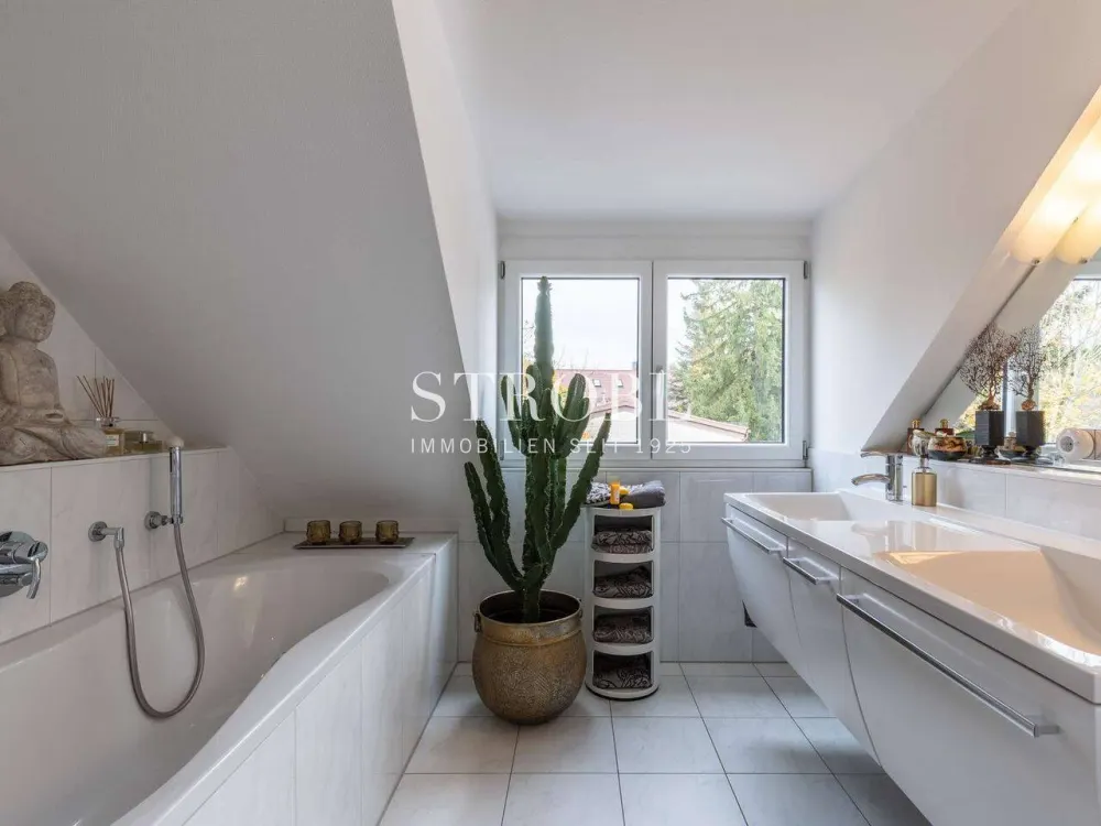VIEW | Bright 3.5-Room Apartment with Roof Terrace