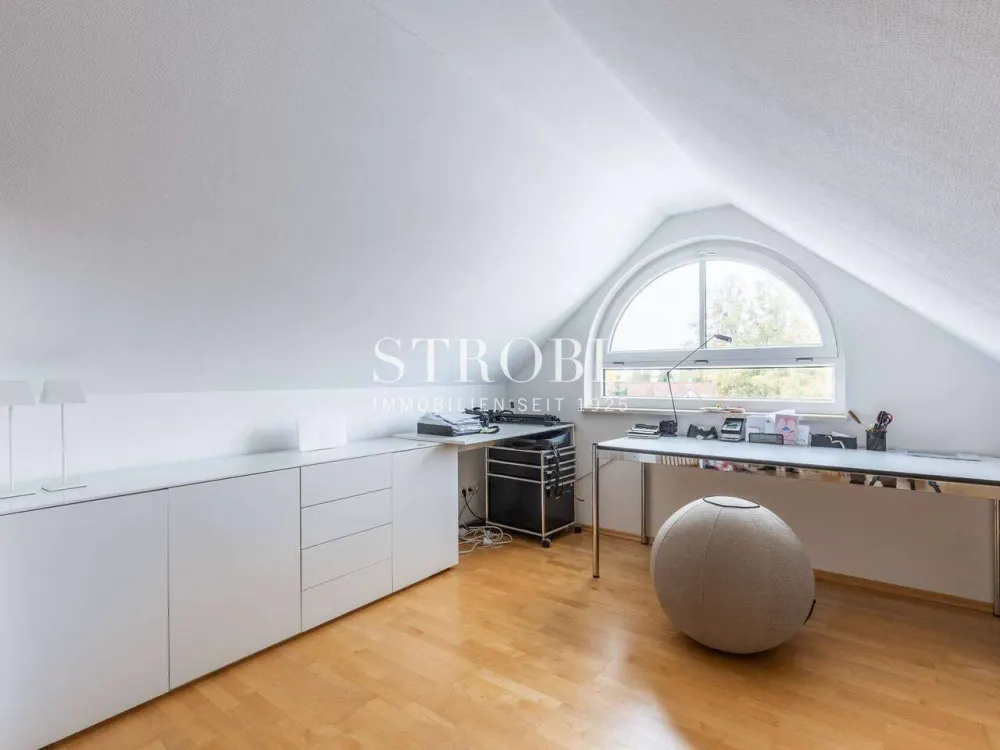 VIEW | Bright 3.5-Room Apartment with Roof Terrace