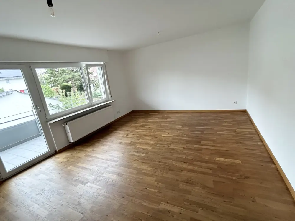 Freshly Renovated 3-Room Apartment with South Balcony, Built-in Kitchen, Real Wood Parquet & Garage