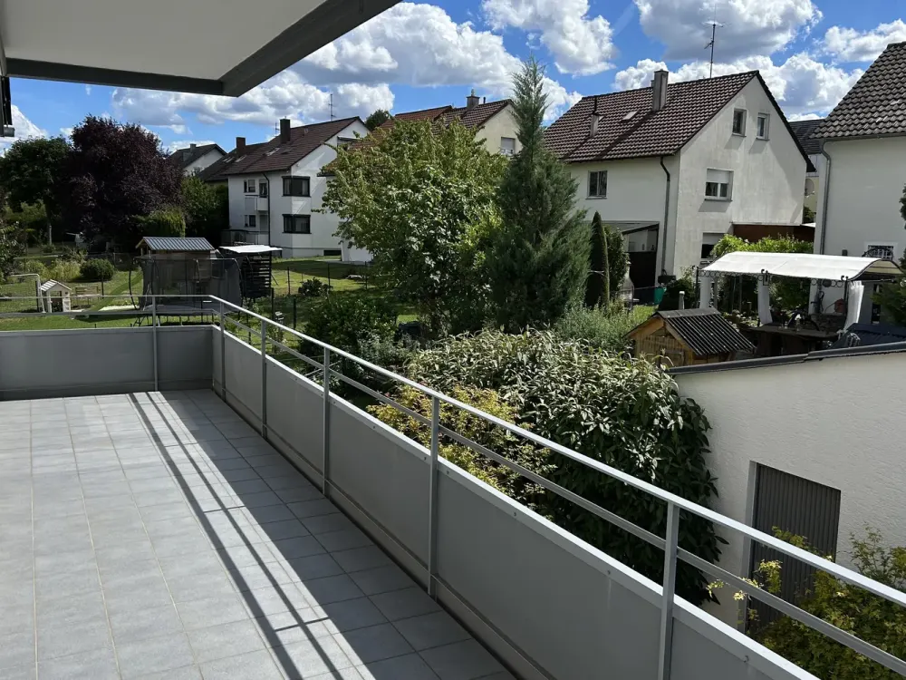 Freshly Renovated 3-Room Apartment with South Balcony, Built-in Kitchen, Real Wood Parquet & Garage