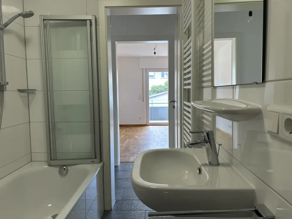 Freshly Renovated 3-Room Apartment with South Balcony, Built-in Kitchen, Real Wood Parquet & Garage