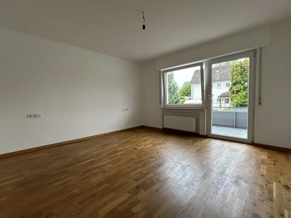 Freshly Renovated 3-Room Apartment with South Balcony, Built-in Kitchen, Real Wood Parquet & Garage