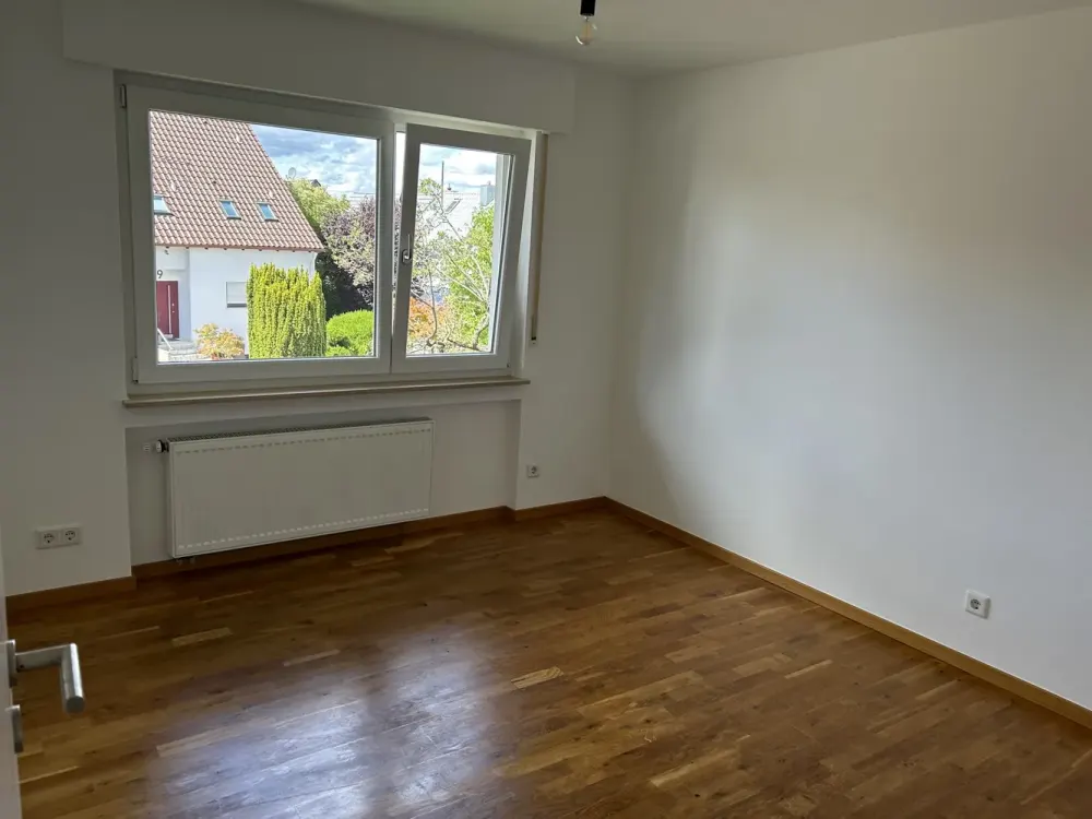 Freshly Renovated 3-Room Apartment with South Balcony, Built-in Kitchen, Real Wood Parquet & Garage