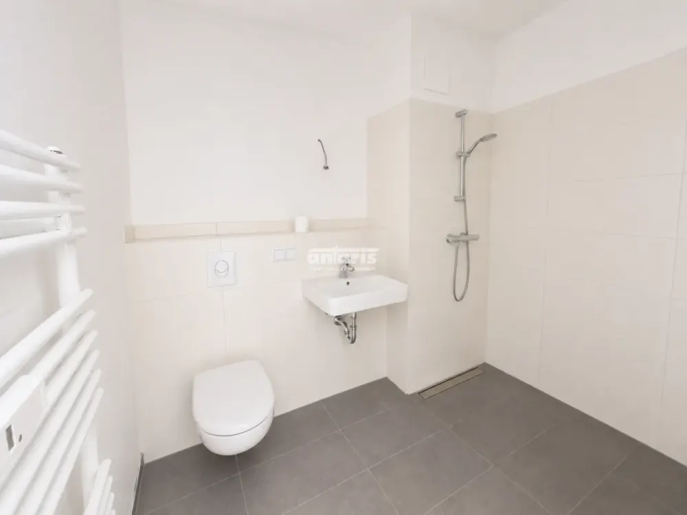 antaris Immobilien GmbH Your New Home: Bright 4-Room Apartment with Terrace