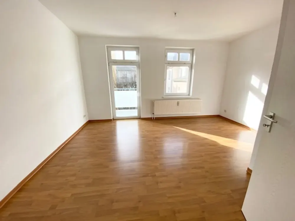 2-Raum Dachgeschosswohnung in der KTV mit Laminat, Küchenteilen, Duschbad und S/W-Balkon...!!!