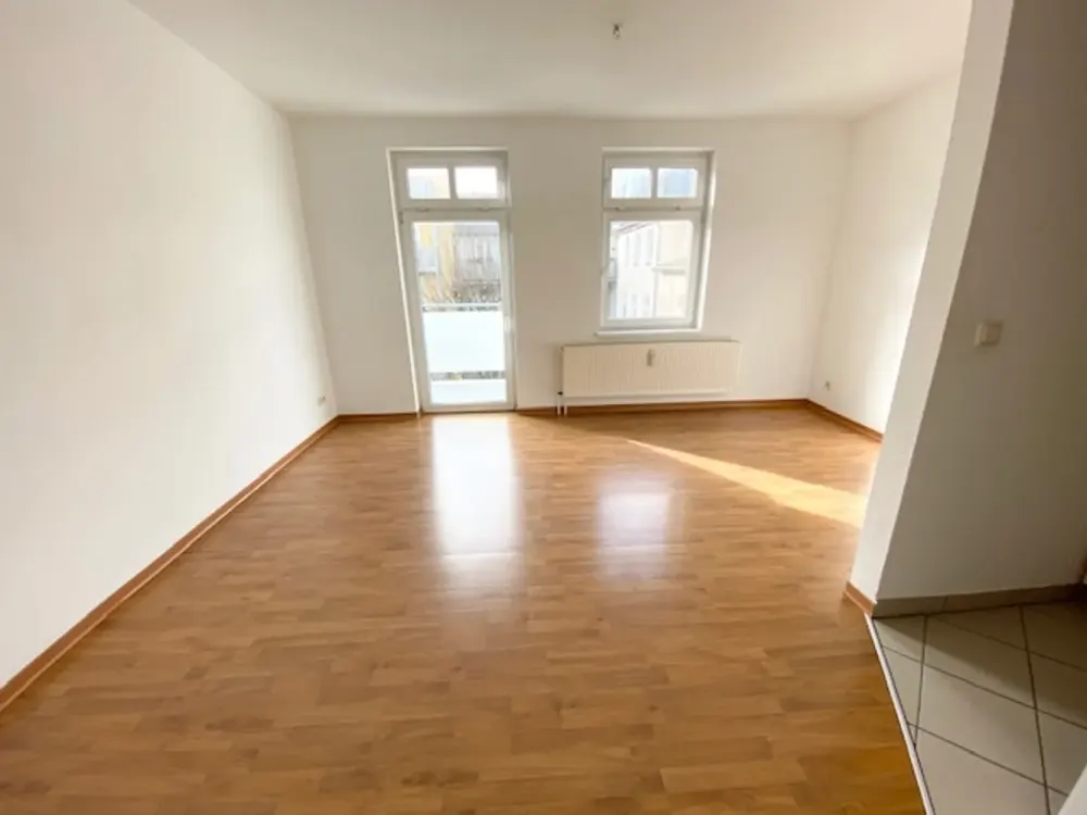 2-Raum Dachgeschosswohnung in der KTV mit Laminat, Küchenteilen, Duschbad und S/W-Balkon...!!!