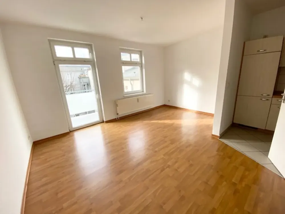2-Raum Dachgeschosswohnung in der KTV mit Laminat, Küchenteilen, Duschbad und S/W-Balkon...!!!