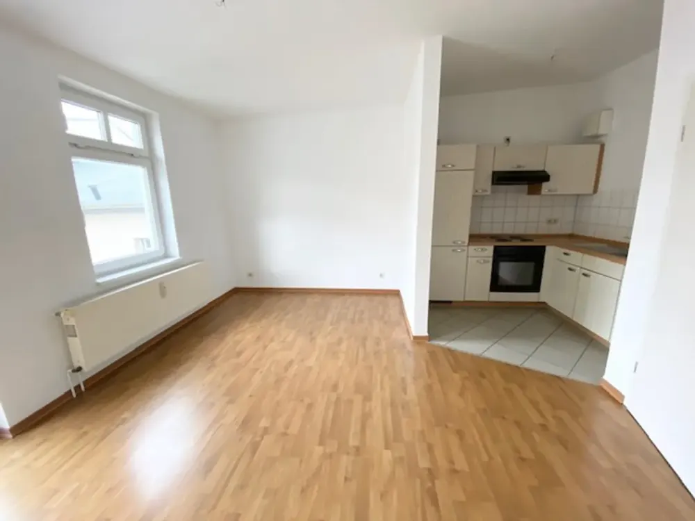 2-Raum Dachgeschosswohnung in der KTV mit Laminat, Küchenteilen, Duschbad und S/W-Balkon...!!!