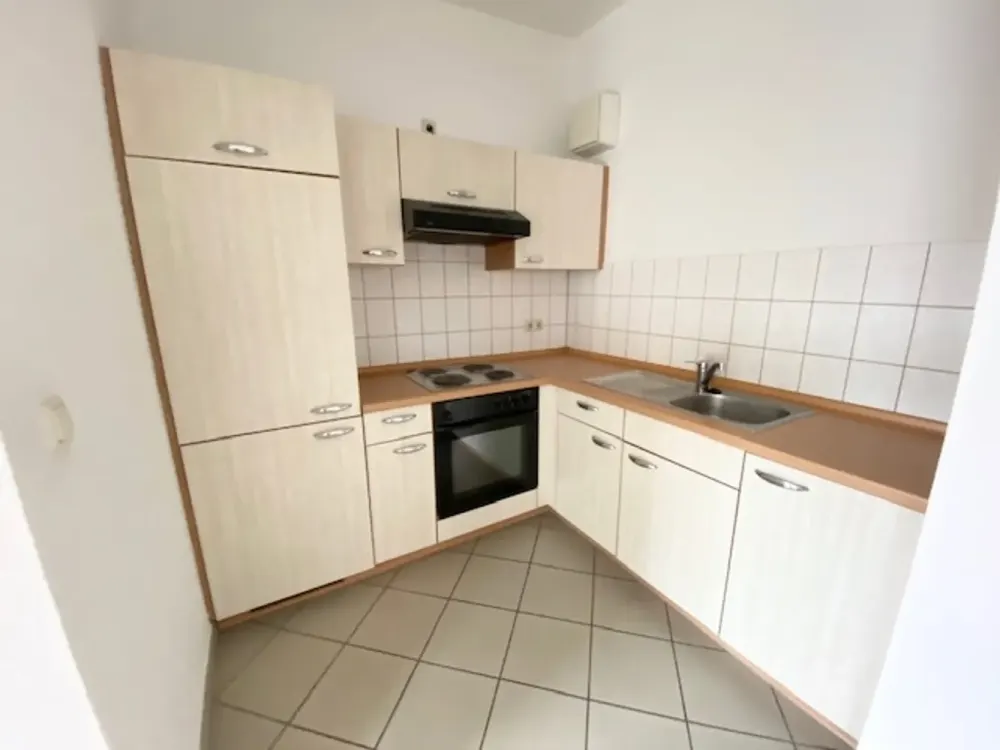 2-Raum Dachgeschosswohnung in der KTV mit Laminat, Küchenteilen, Duschbad und S/W-Balkon...!!!