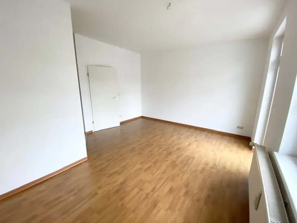 2-Raum Dachgeschosswohnung in der KTV mit Laminat, Küchenteilen, Duschbad und S/W-Balkon...!!!