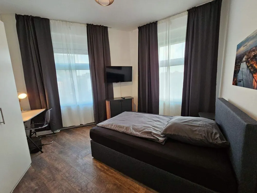 Ab 15.10.2026 - neu saniertes, modern und möbliertes Zimmer in schöner 4er-WG - top Lage von Sachsenhausen