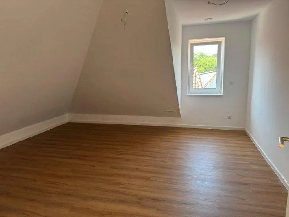 Neubau Moderne 3-Zimmer-DG im KfW 40 hochwertige WG für 2 Persone