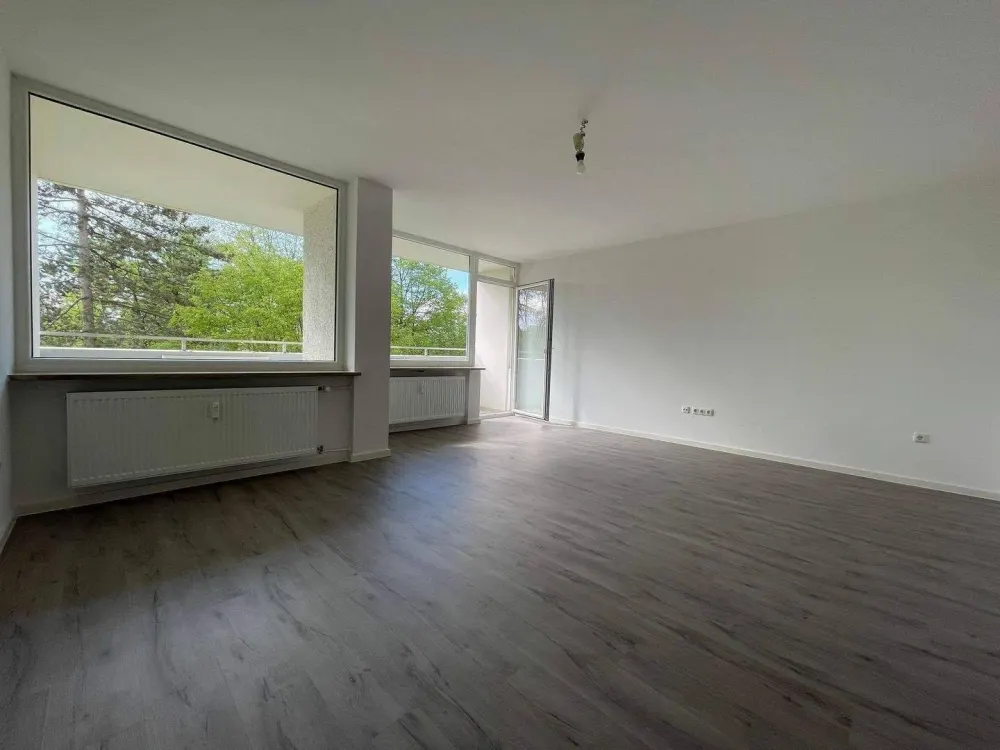Schön renovierte 2 Zimmer Wohnung mit sonnigem Balkon
