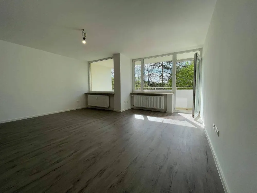 Schön renovierte 2 Zimmer Wohnung mit sonnigem Balkon