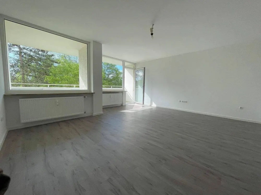 Schön renovierte 2 Zimmer Wohnung mit sonnigem Balkon