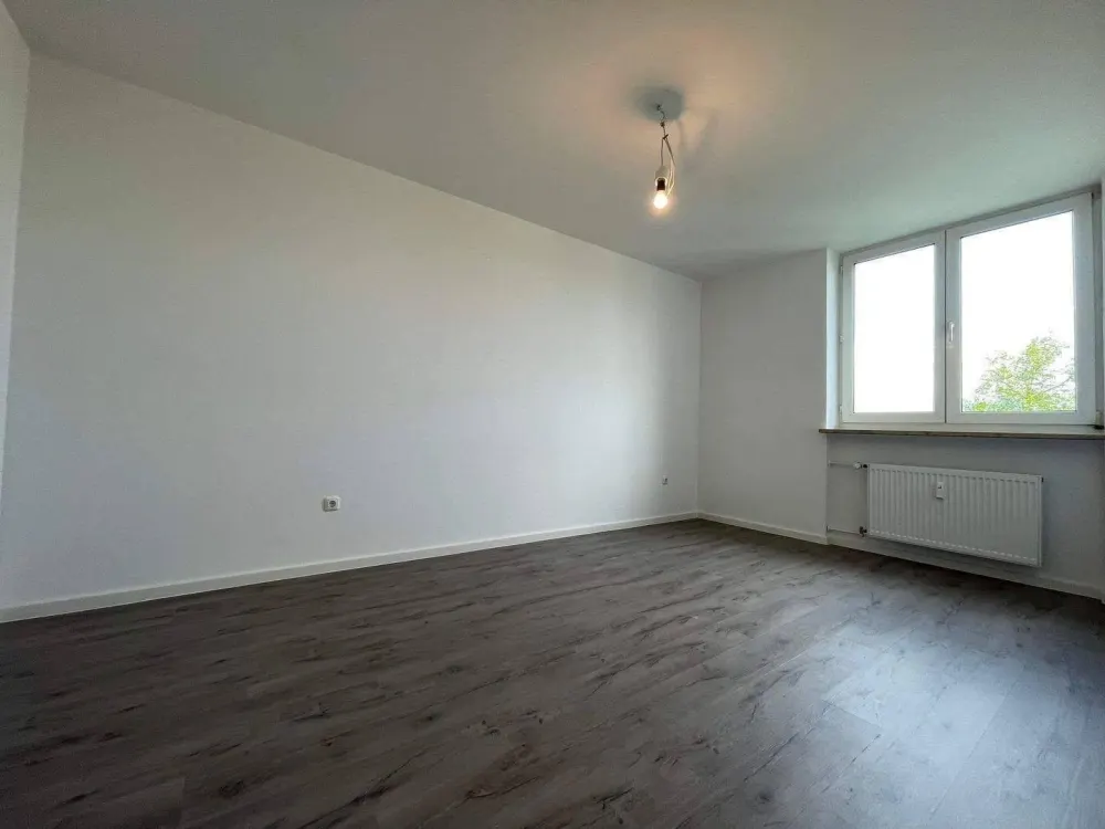 Schön renovierte 2 Zimmer Wohnung mit sonnigem Balkon