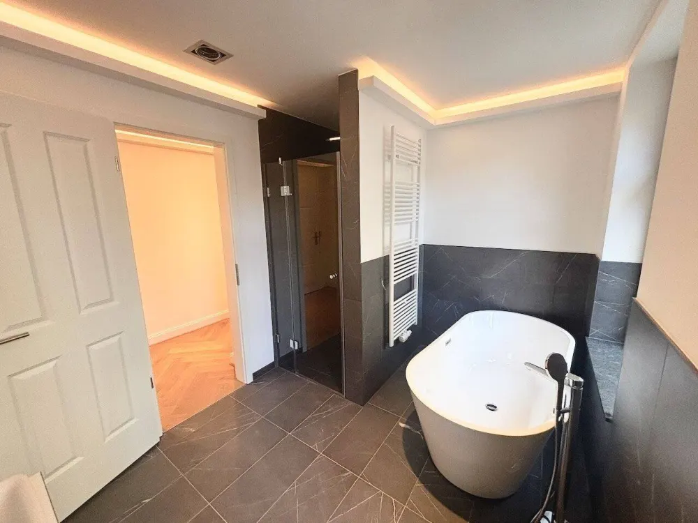 Genial! + Erstbezug mit Balkon + Parkett + Fußbodenheizung + Wanne & Dusche + LED-Licht