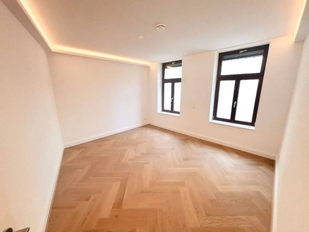 Genial! + Erstbezug mit Balkon + Parkett + Fußbodenheizung + Wanne & Dusche + LED-Licht