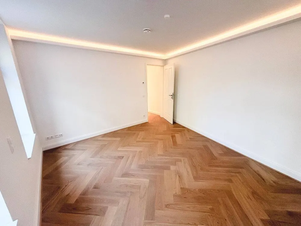 Genial! + Erstbezug mit Balkon + Parkett + Fußbodenheizung + Wanne & Dusche + LED-Licht