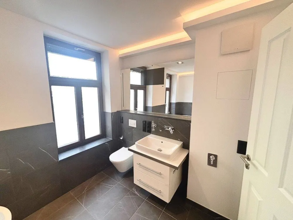 Genial! + Erstbezug mit Balkon + Parkett + Fußbodenheizung + Wanne & Dusche + LED-Licht