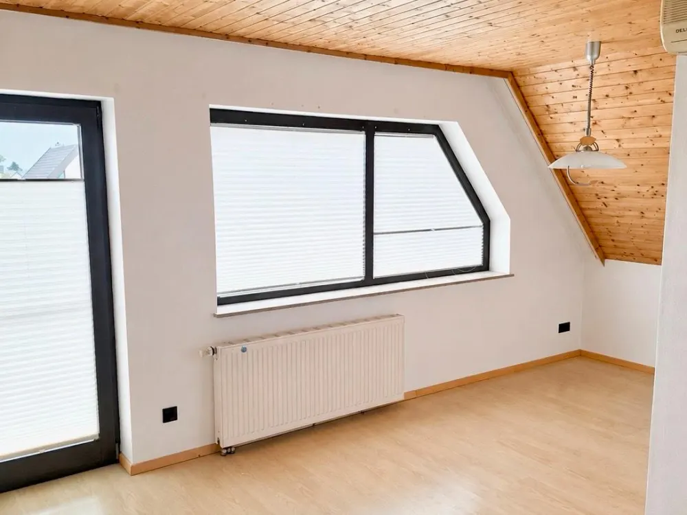 3-Zimmer-DG-Wohnung mit Balkon, EBK, Carport & Dachboden