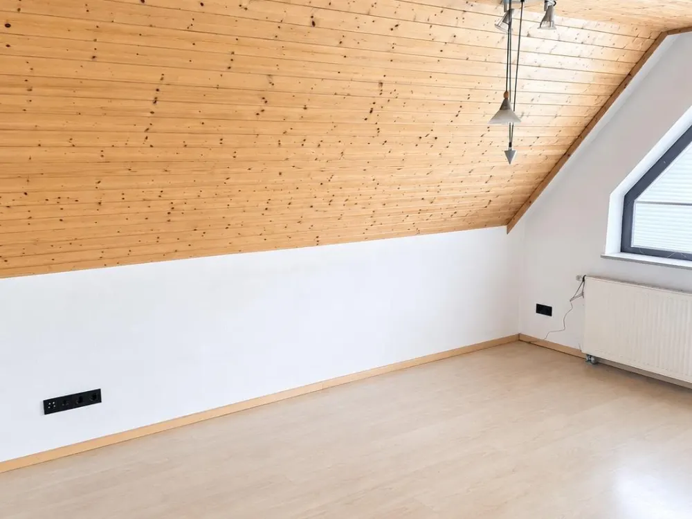 3-Zimmer-DG-Wohnung mit Balkon, EBK, Carport & Dachboden