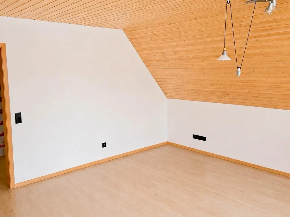 3-Zimmer-DG-Wohnung mit Balkon, EBK, Carport & Dachboden