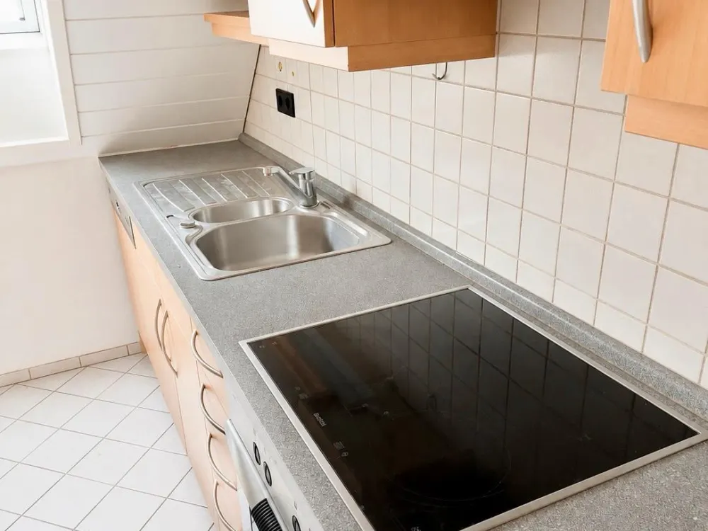 3-Zimmer-DG-Wohnung mit Balkon, EBK, Carport & Dachboden
