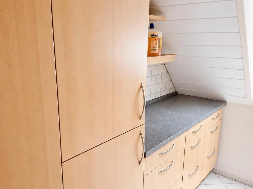3-Zimmer-DG-Wohnung mit Balkon, EBK, Carport & Dachboden