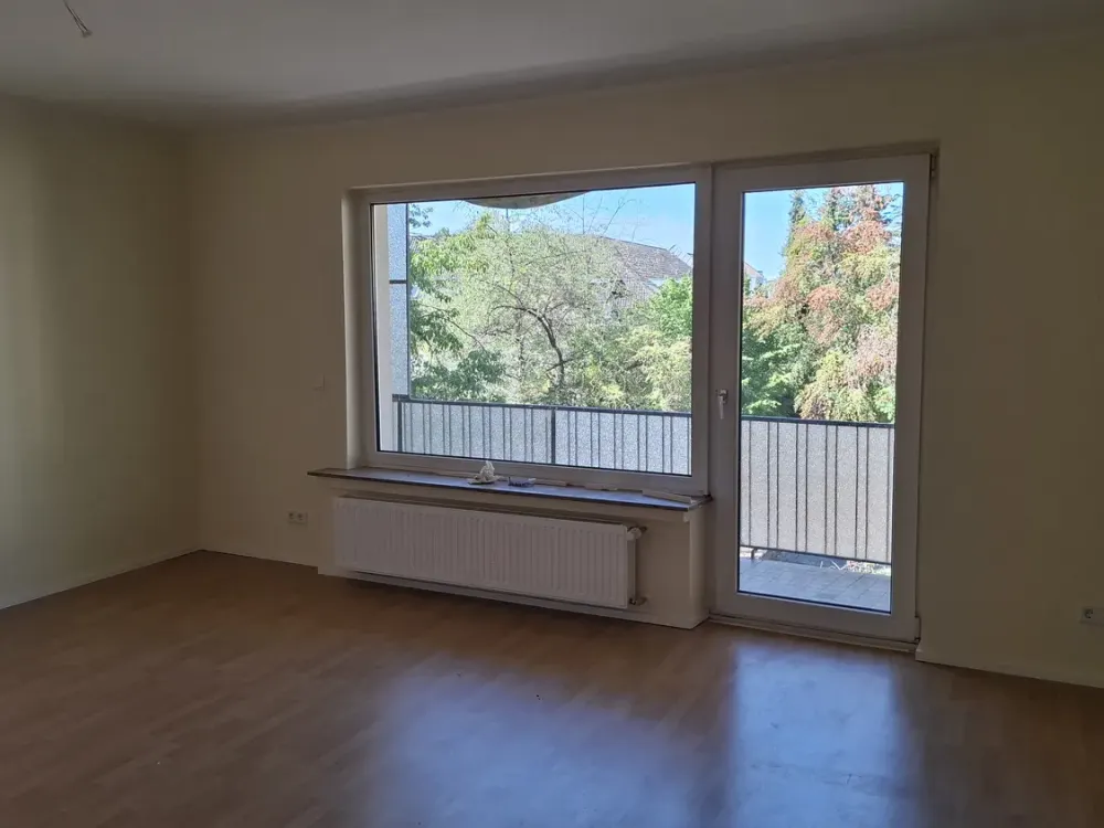 Freshly Renovated 2-Room Apartment with Balcony in Köln-Höhenberg in Quiet 4-Unit Building