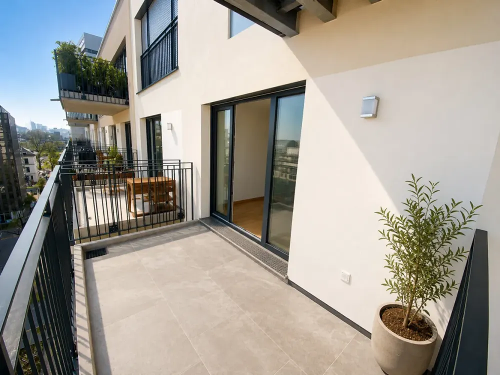 Zentral wohnen mit Aussicht: Modernes 1-Zimmer-Studio mit Balkon und Einbauküche