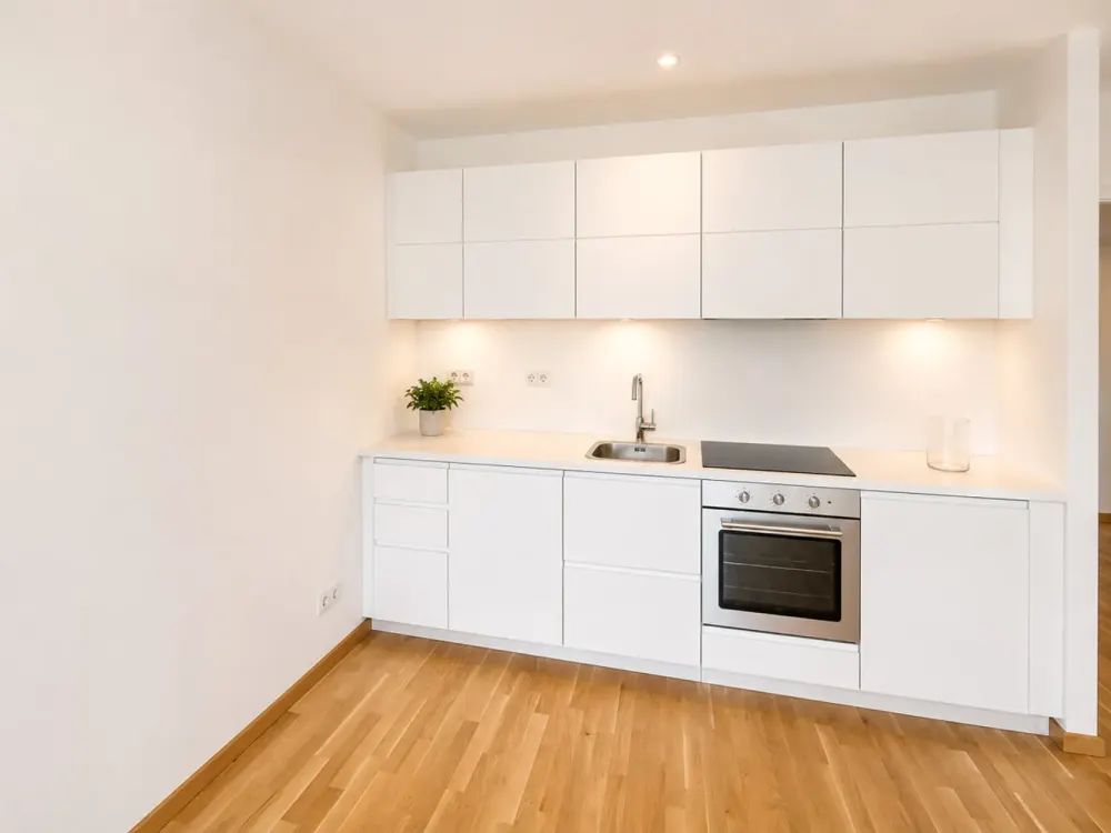 Zentral wohnen mit Aussicht: Modernes 1-Zimmer-Studio mit Balkon und Einbauküche