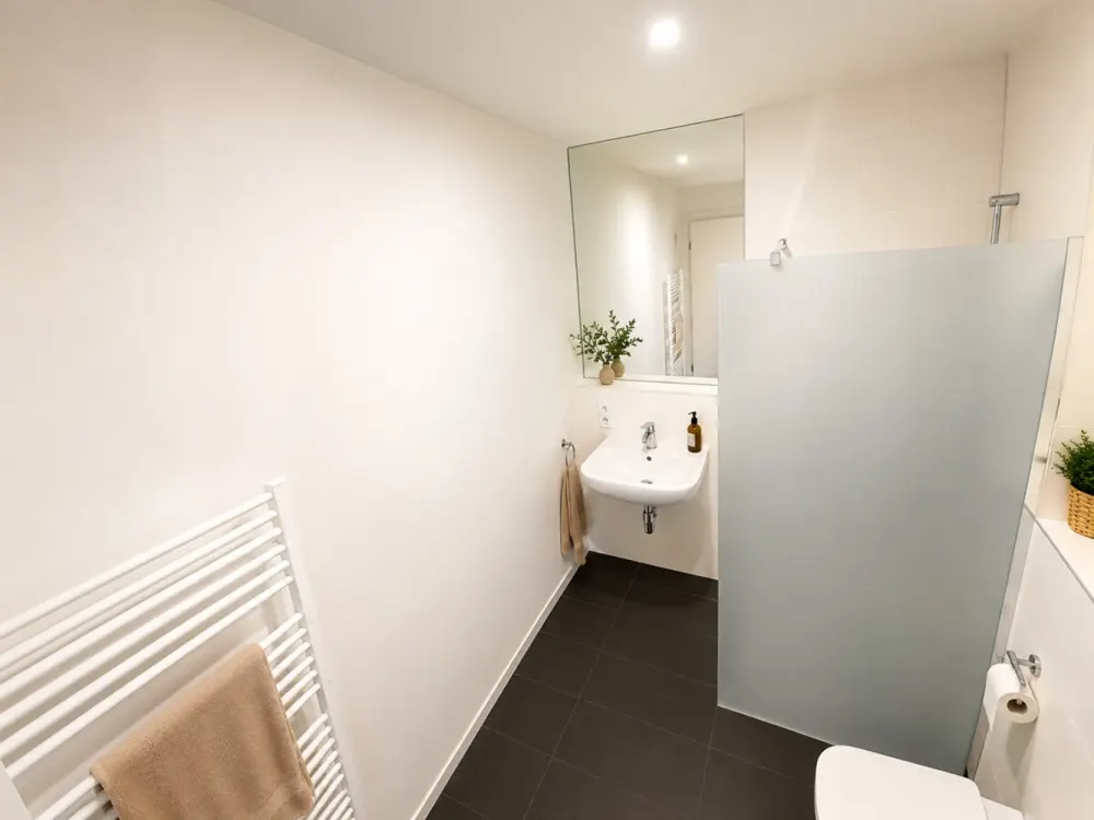Zentral wohnen mit Aussicht: Modernes 1-Zimmer-Studio mit Balkon und Einbauküche