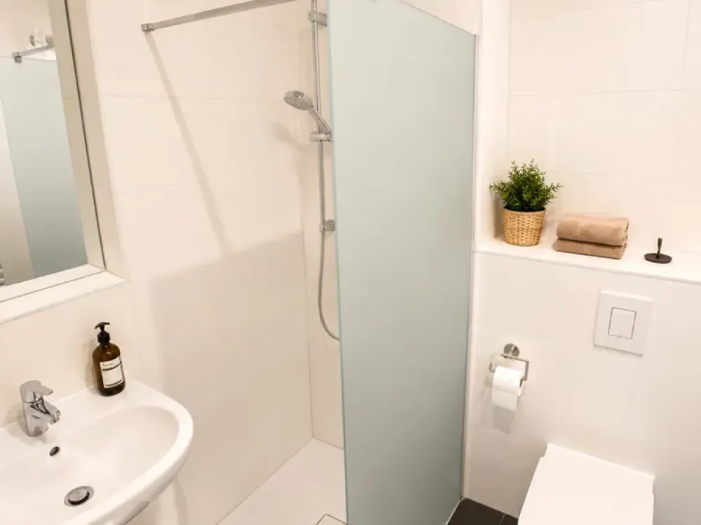Zentral wohnen mit Aussicht: Modernes 1-Zimmer-Studio mit Balkon und Einbauküche