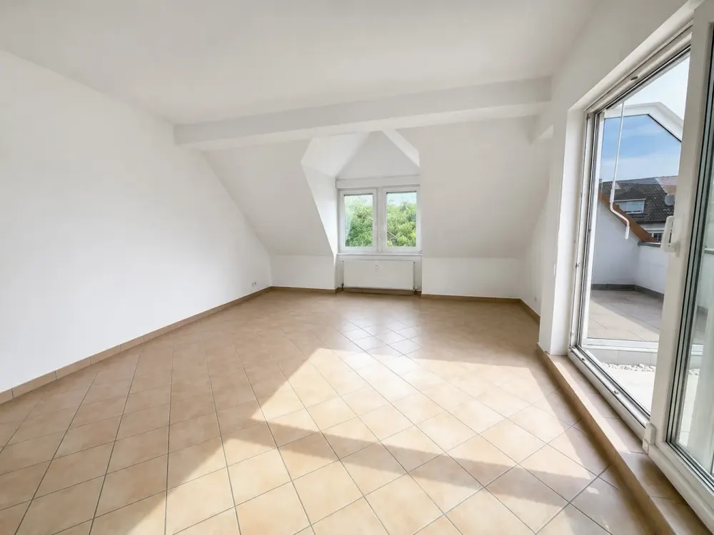 FRISCH RENOVIERTES RAUMWUNDER MIT WEITBLICK-LOGGIA, IHR NEUES FAMILIENDOMIZIL IN HANAU-STEINHEIM!