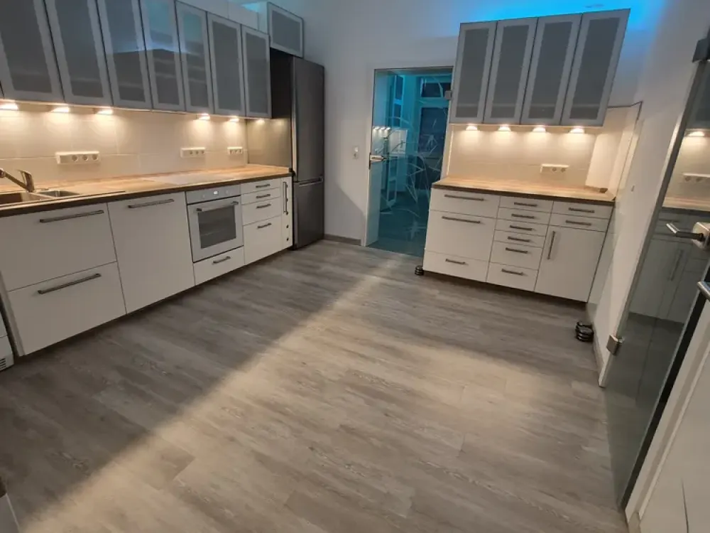 moderne möblierte 2 Zimmer Wohnung mit vollwertiger Wohnküche & hochwertige funktionale Ausstattung