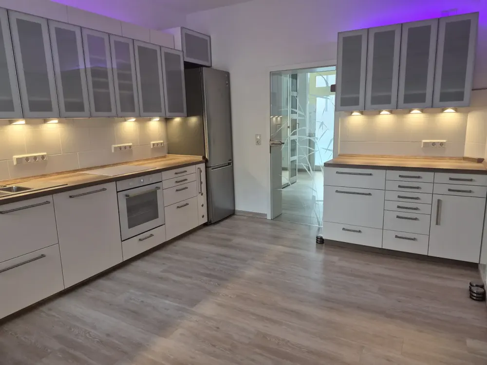 moderne möblierte 2 Zimmer Wohnung mit vollwertiger Wohnküche & hochwertige funktionale Ausstattung