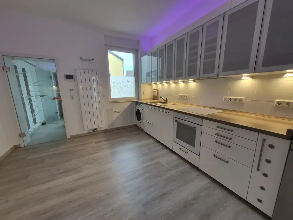 moderne möblierte 2 Zimmer Wohnung mit vollwertiger Wohnküche & hochwertige funktionale Ausstattung