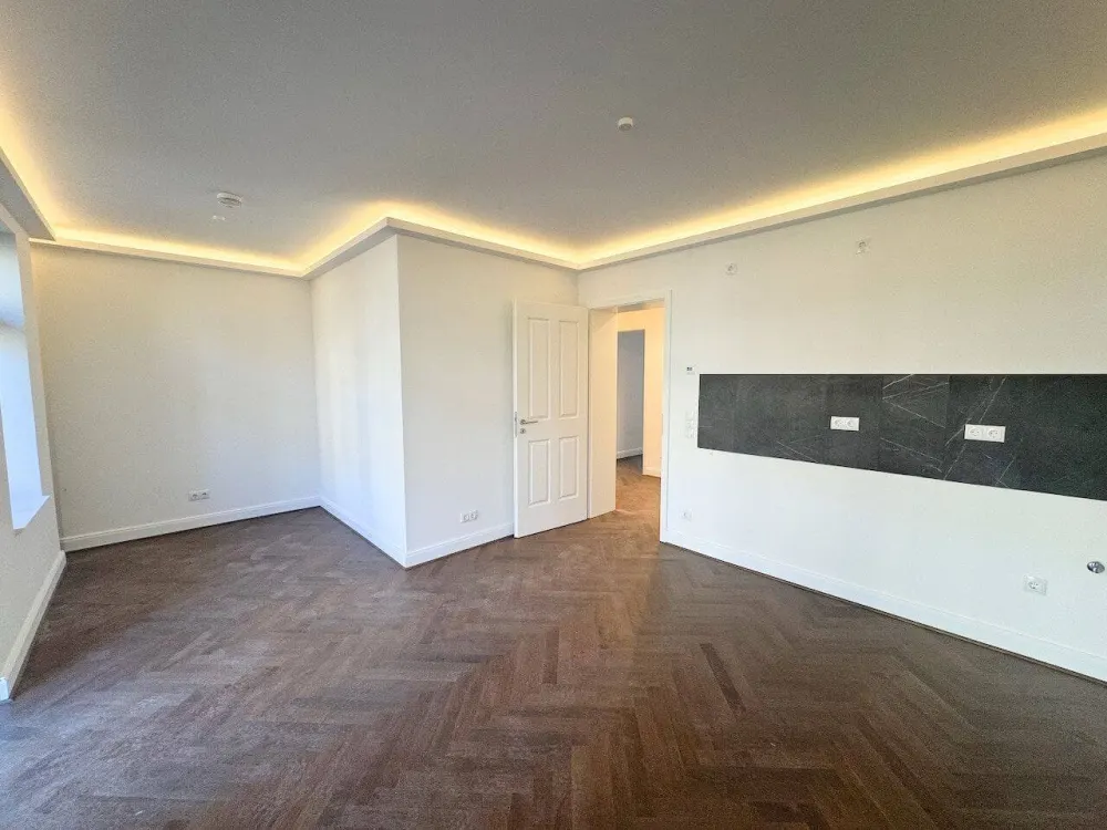 Traumhaft! + Lift + Parkett + Fußbodenheizung + Balkon + tolles Bad mit Wanne & Dusche + LED-Licht