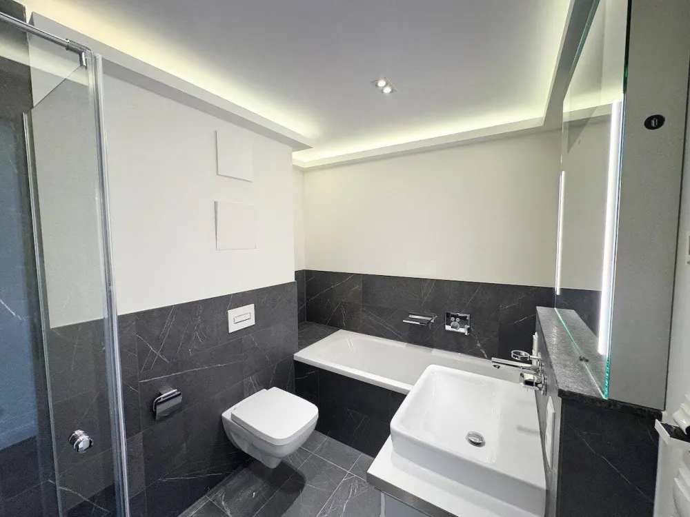 Traumhaft! + Lift + Parkett + Fußbodenheizung + Balkon + tolles Bad mit Wanne & Dusche + LED-Licht