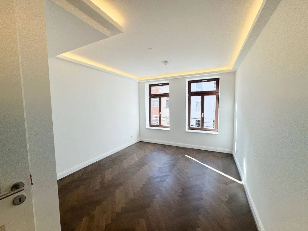 Traumhaft! + Lift + Parkett + Fußbodenheizung + Balkon + tolles Bad mit Wanne & Dusche + LED-Licht