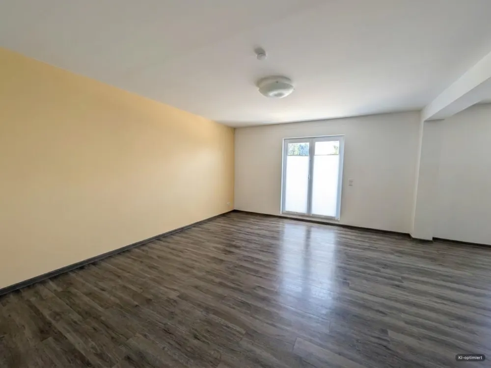 Schöne 3-Zimmer-Erdgeschosswohnung mit Terrasse und EBK, ca. 110 m² neuwertig