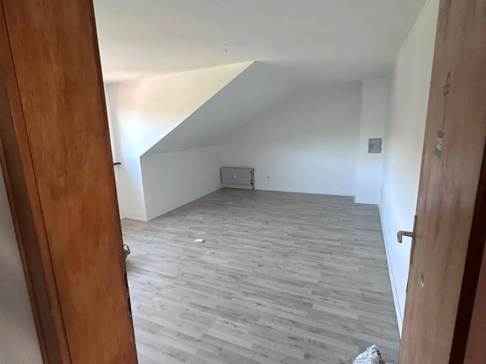 Frisch renovierte 2-Zimmer-Dachgeschosswohnung in ruhiger Lage