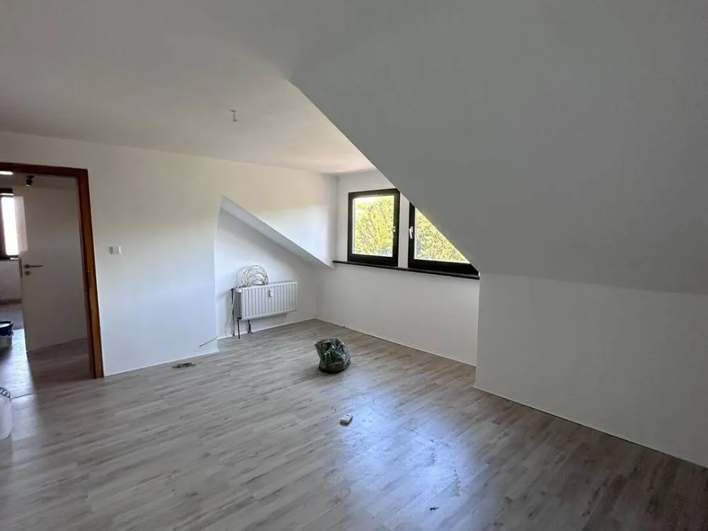 Frisch renovierte 2-Zimmer-Dachgeschosswohnung in ruhiger Lage