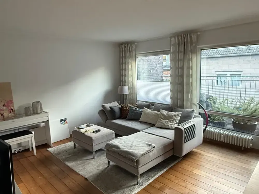 Super central bright 2-room apartment with south-facing balcony and air conditioning