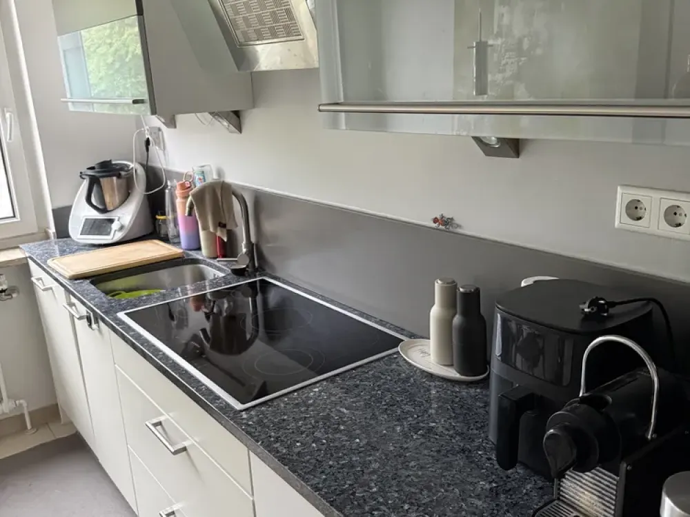 Super central bright 2-room apartment with south-facing balcony and air conditioning
