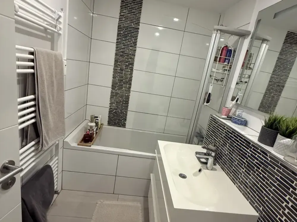 Super central bright 2-room apartment with south-facing balcony and air conditioning